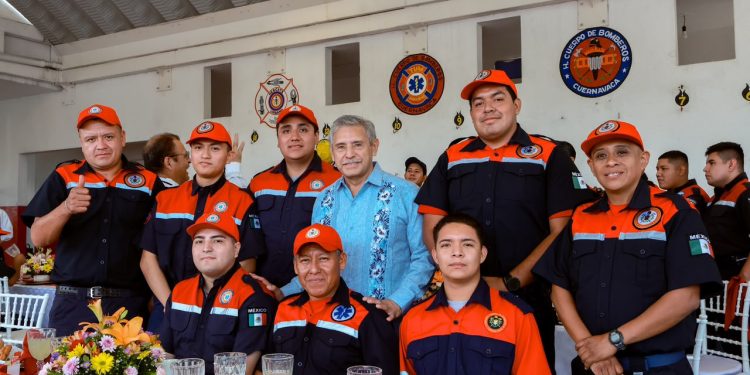 Cuernavaca reconoce a 18 bomberos por su trayectoria