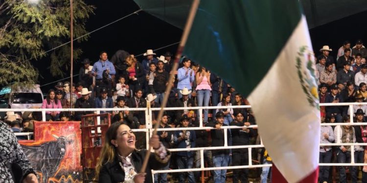 Tania Valentina da el Grito de Independencia en Ocuituco