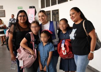 Andy Gordillo entrega útiles a estudiantes de Cuernavaca