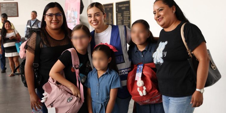 Andy Gordillo entrega útiles a estudiantes de Cuernavaca
