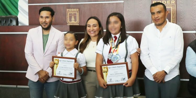 Congreso de Morelos reconoce a jóvenes patinadores
