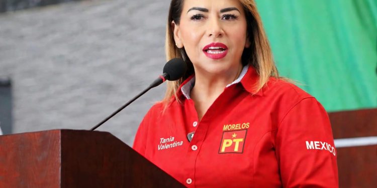 Tania Valentina impulsa regulación de celulares en escuelas